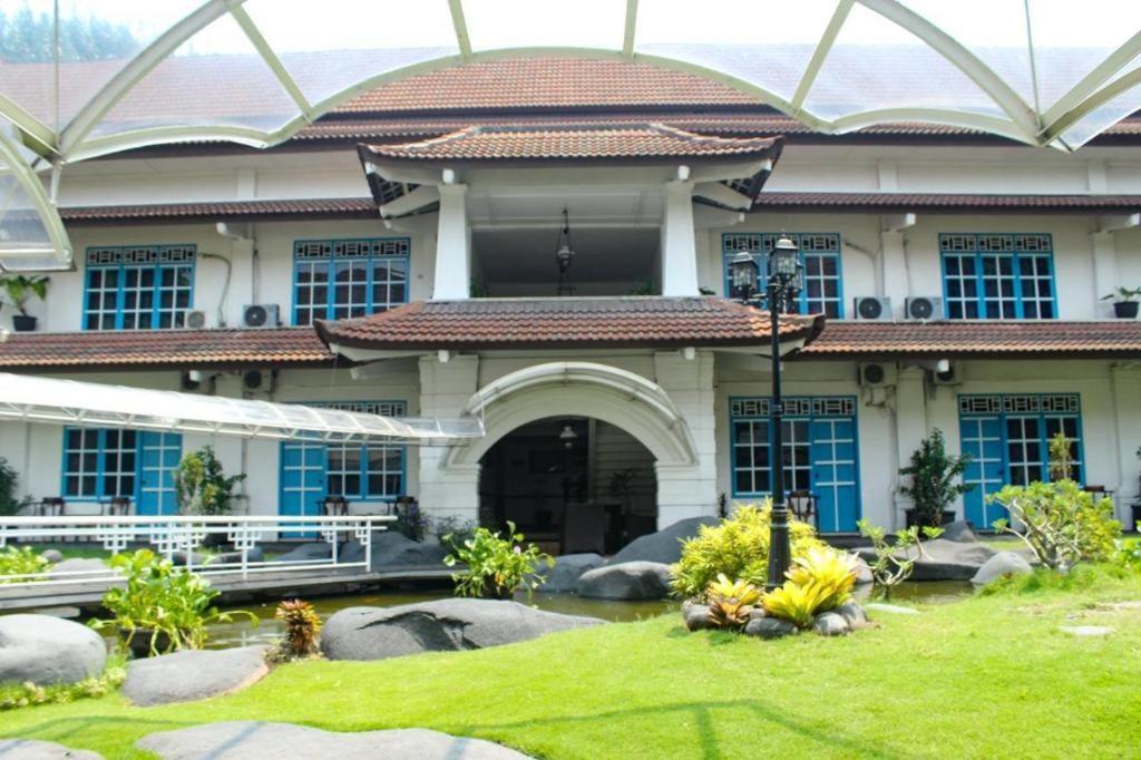 Hotel Merdeka Kediri Kediri  Exterior photo