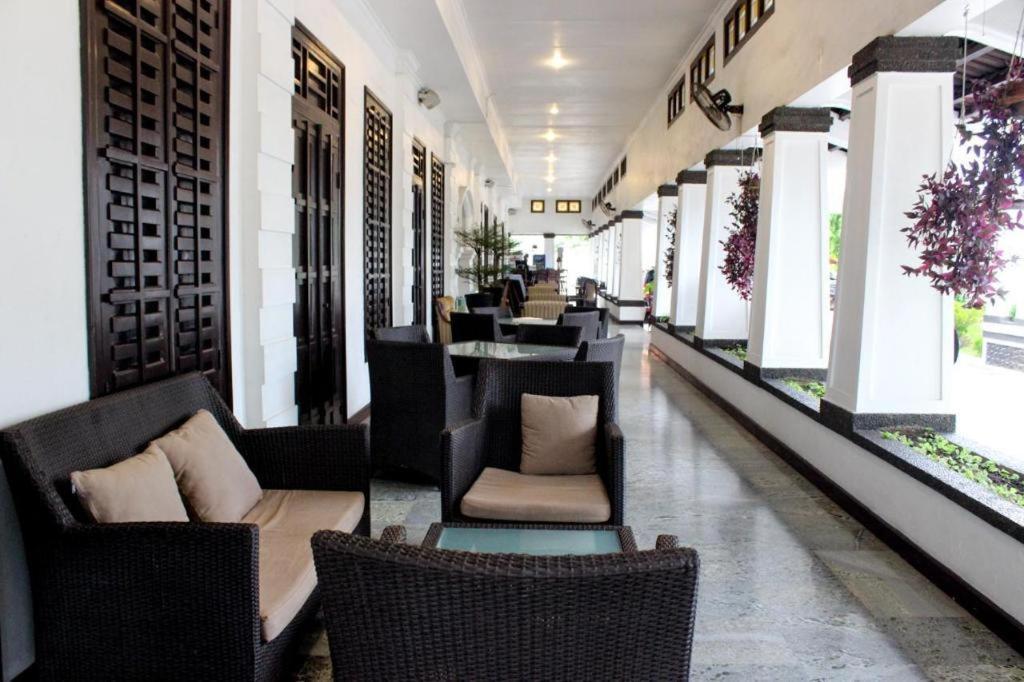 Hotel Merdeka Kediri Kediri  Exterior photo