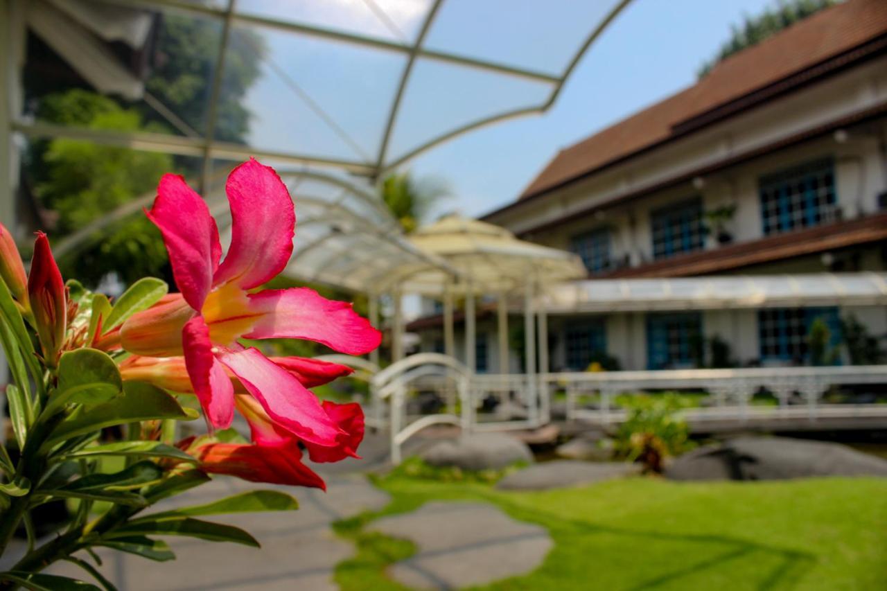 Hotel Merdeka Kediri Kediri  Exterior photo