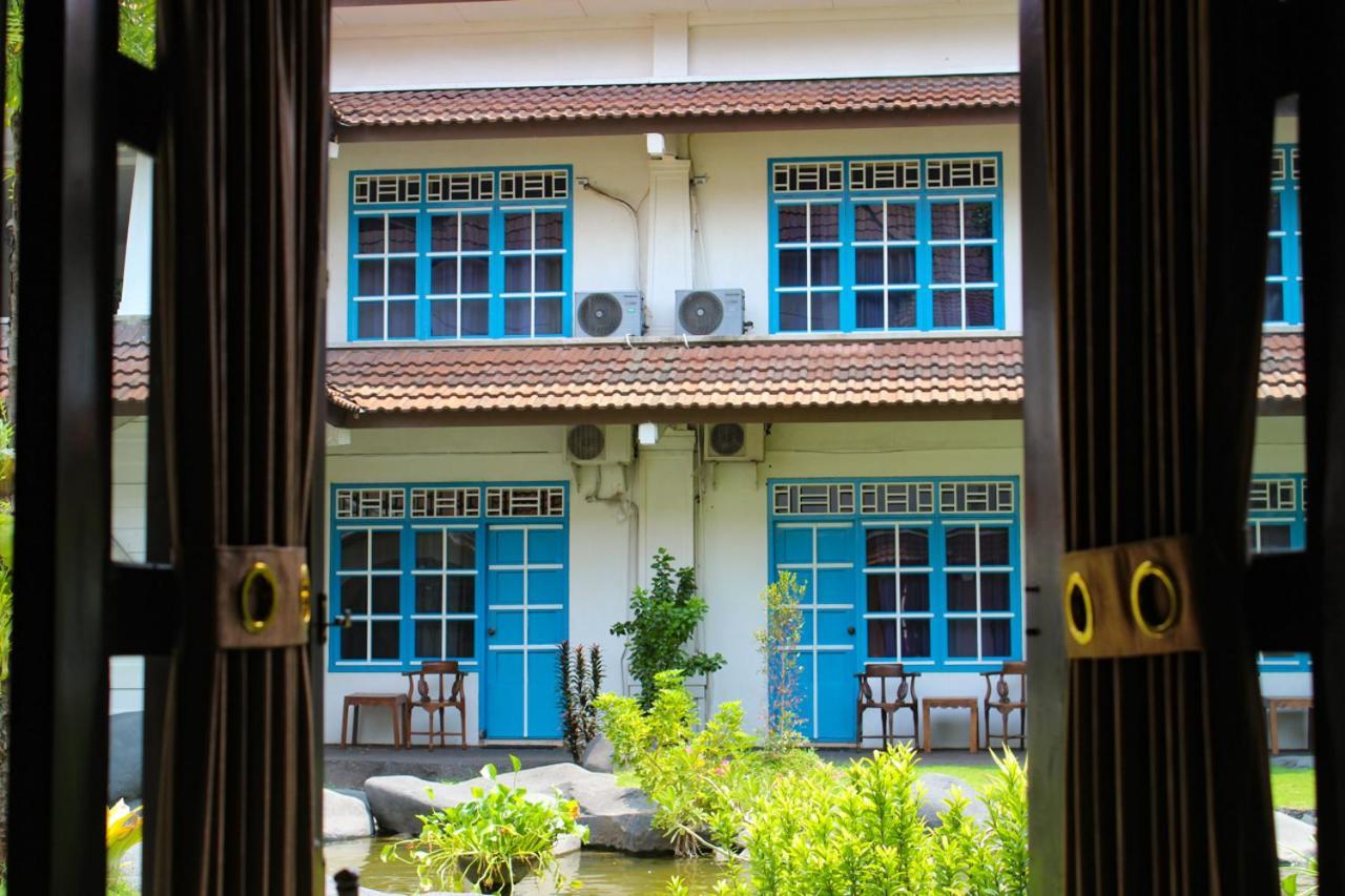 Hotel Merdeka Kediri Kediri  Exterior photo